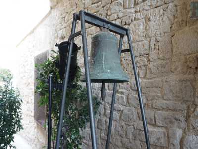 ...notiamo abbandonate al loro destino due antiche campane in bronzo: il simbolo di un edificio religioso ormai adibito ad altro
